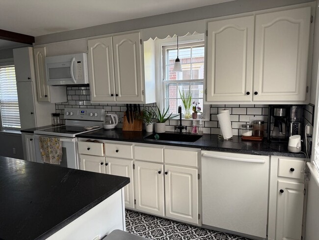Building Photo - Charming 3 bedroom 1.5 bath in Amherst :