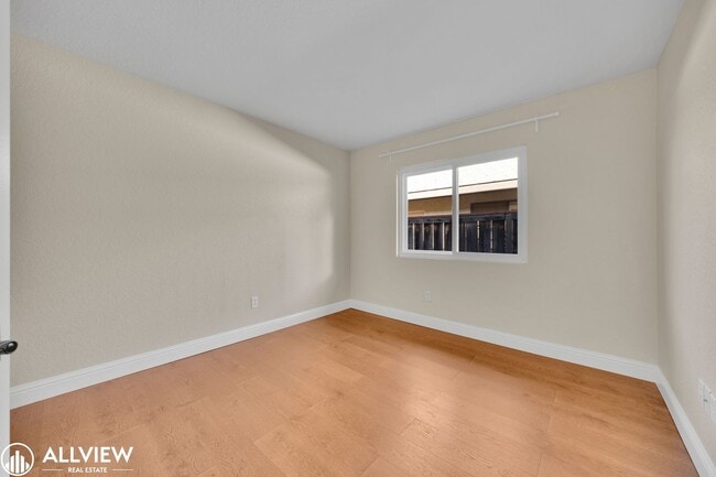 Building Photo - Gated Cimarron 3 Bed/ 2 Bath Home with Garage & Community Amenities