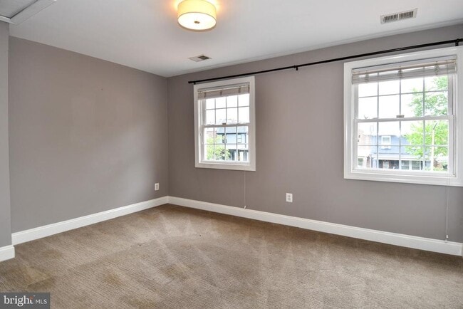 Building Photo - 1631 D St NE