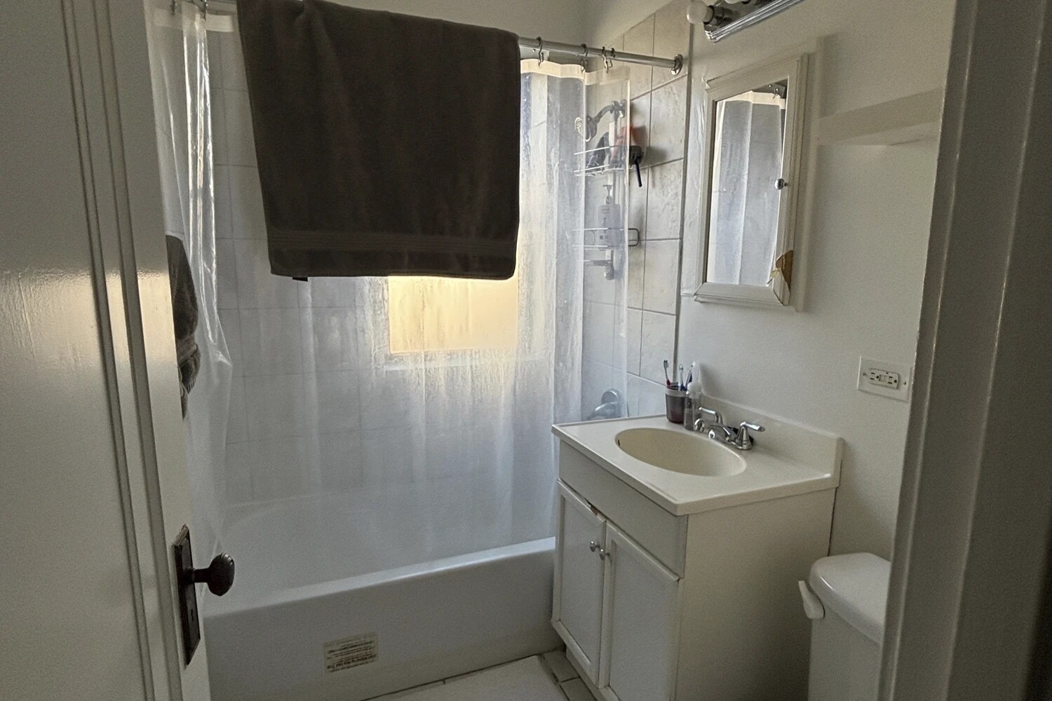 Building Photo - 3321 N Lakewood Ave