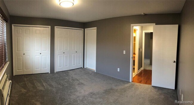 Building Photo - 2445 Torquay Ave