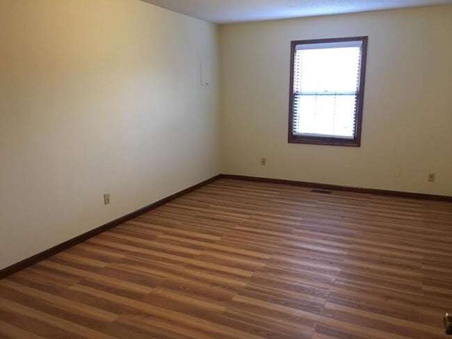 Building Photo - 3 x1.5 home off Lawrence Ave!