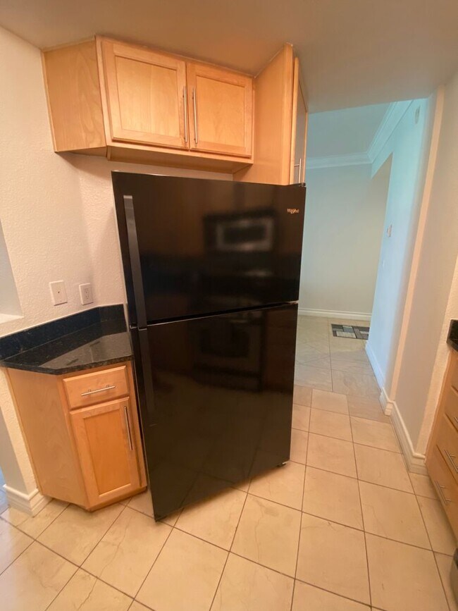 Building Photo - Beautiful Fully Furnished 1 bedroom just b...