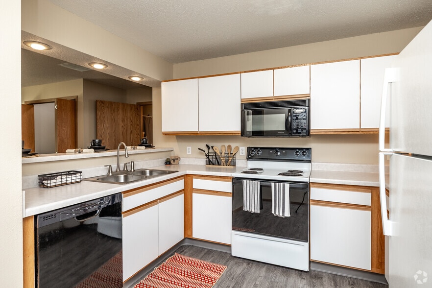 4BR, 2BA - 1,096SF - Kitchen - Hillcrest Park Apartments-Student Housing