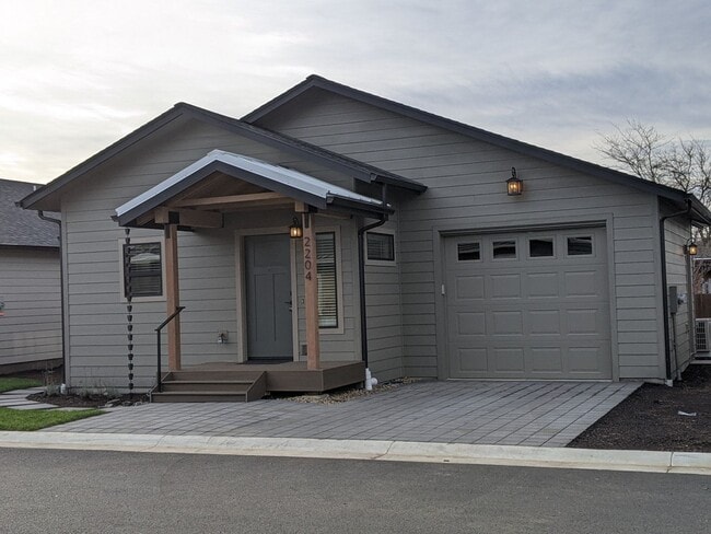 Building Photo - Gorgeous 2-Bedroom, 2-Bath Home In Eugene!