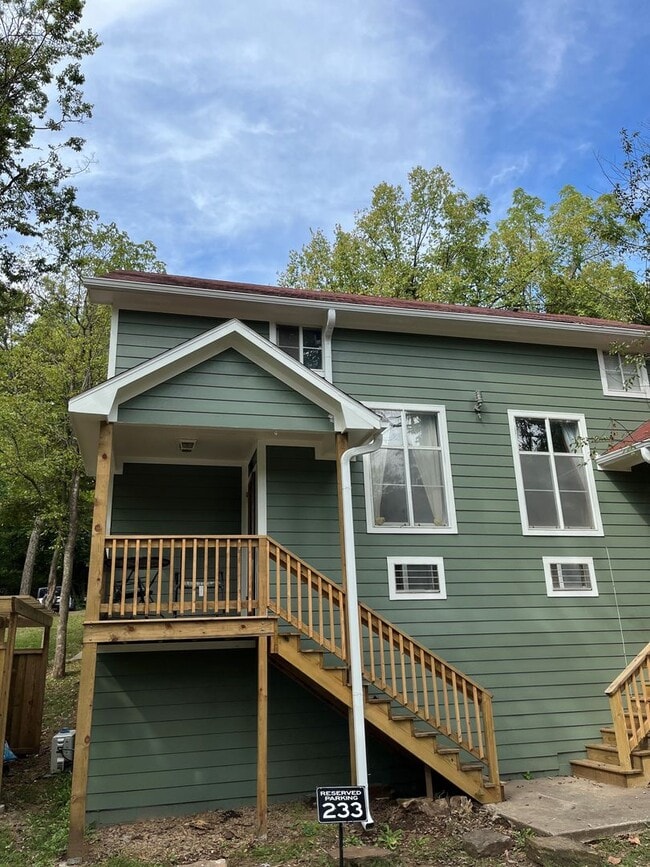 Building Photo - 1 bedroom 1 bath townhome near campus and ...