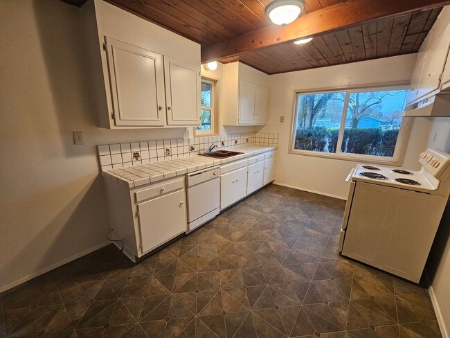 Building Photo - Spacious 4 Bedroom 2 Bath Home WITH BONUS ROOM for Rent!