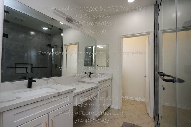 Building Photo - 8057 Sorrento Ln