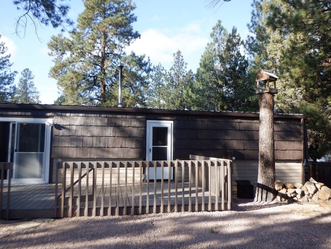 Building Photo - Remodeled SW Bend Single Level Home on Spa...