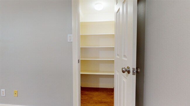 Building Photo - 328 Malone St