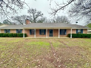 Building Photo - Almost Ready! Newly Remodeled 3/2 with 4-C...