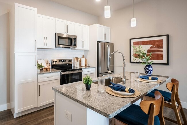 Building Photo - Somerset Upscale Apartments