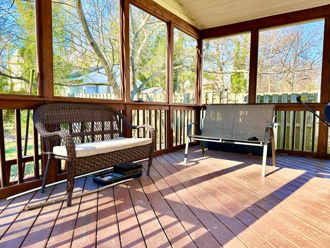 Building Photo - 4 Bed + 2 Bath - Screened in Porch! Pets W...