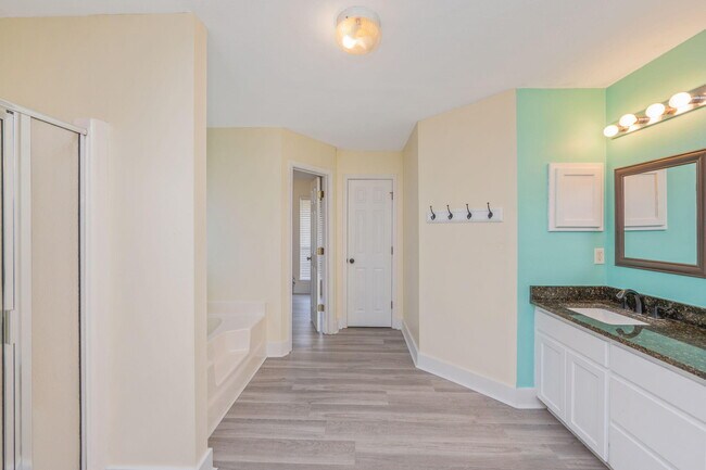 Building Photo - 6100 Saddle Horse Ln