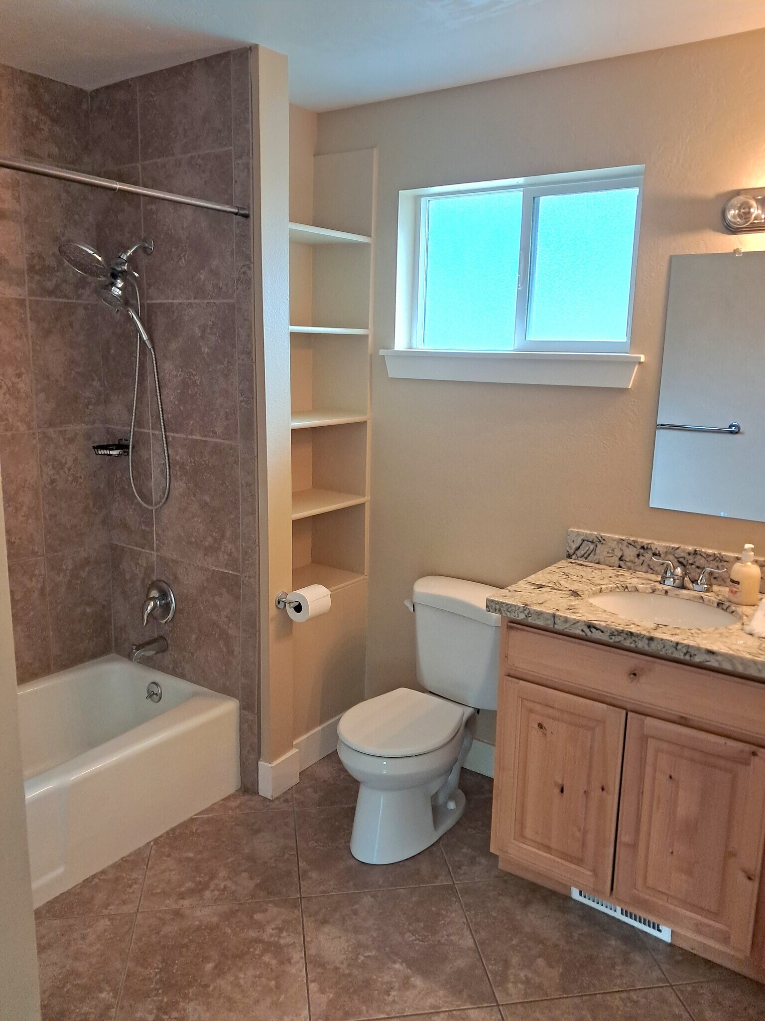 Full bath - 2570 E Canterbury Ln