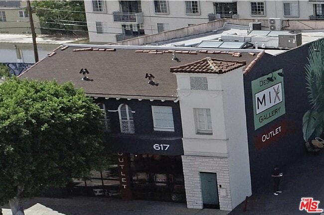 Building Photo - 619 S La Brea Ave