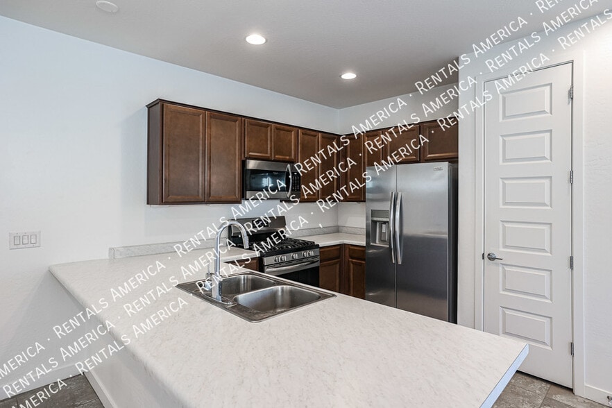 Building Photo - 8914 W Rancho Dr