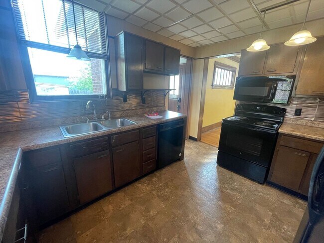 Building Photo - Beautiful 4 Bedroom Home - Free August Rent!!
