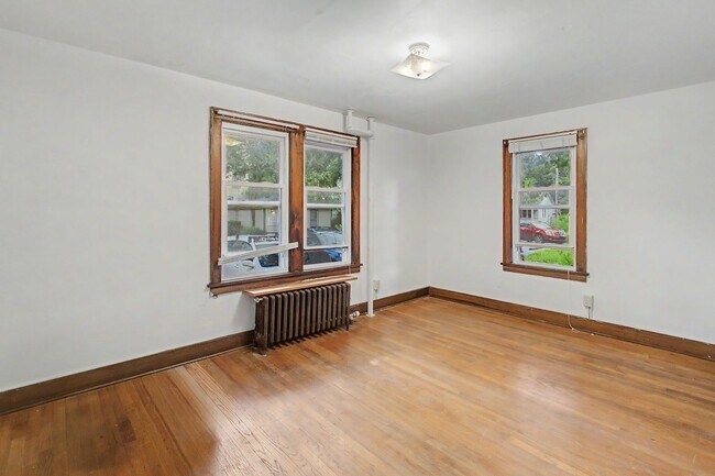 Building Photo - 407 W Green St