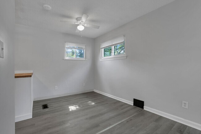 Building Photo - 898-900 Racine Ave