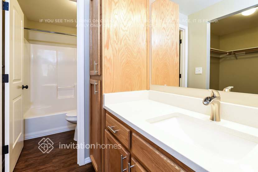 Building Photo - 18511 E Country Club Dr