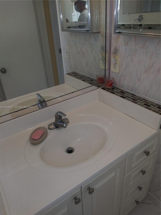 Building Photo - 141 NE 10th Ave