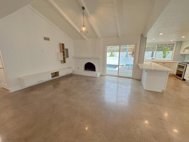 Building Photo - 25761 Serenata Dr