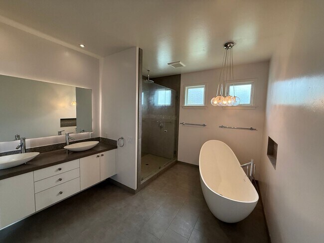 Building Photo - Stunning 4 Bed / 3 Bath Pacific Beach Home...