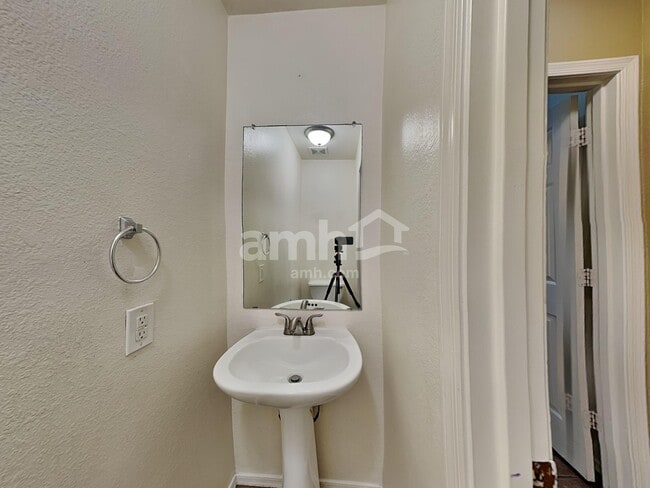 Building Photo - 8947 W Charleston Ave