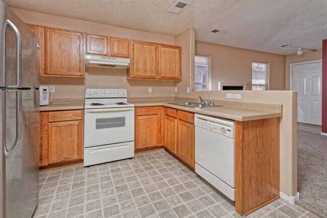 Building Photo - Comfy and Compact 3 BR Home!