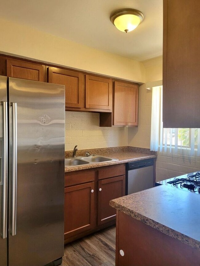 Building Photo - Spacious 2-Bed, 1-Bath Home | Large Shared Yard & Prime Commuter Access