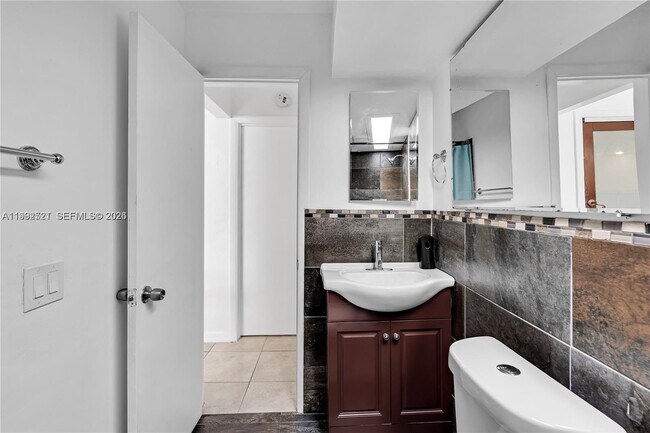 Building Photo - 2175 NE 56th St