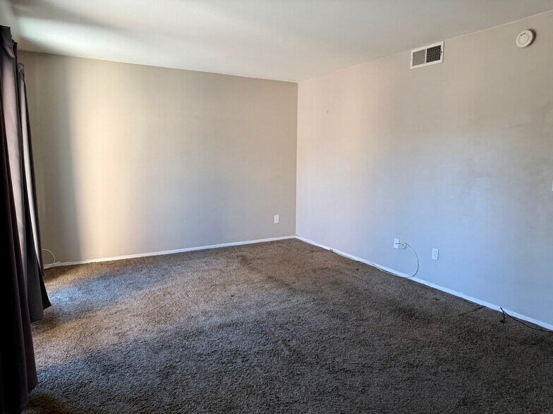 Building Photo - 6716 Clybourn Ave