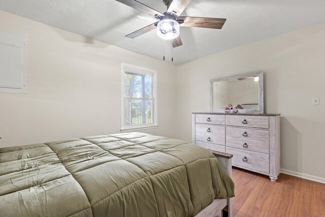 Building Photo - 104 Pleasantview St