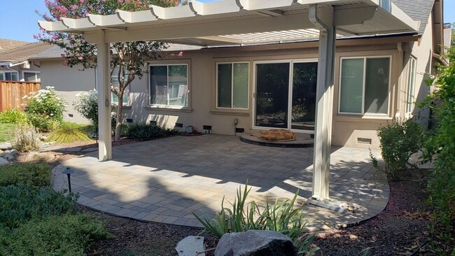 Building Photo - Charming 3BR/2BA Single-Family Home in Desirable Pleasanton Neighborhood!