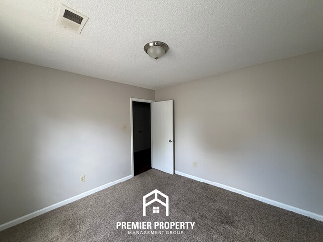 Building Photo - Charming 3BR/2BA Bartlett Area Home | Brick Fireplace & Bay Window