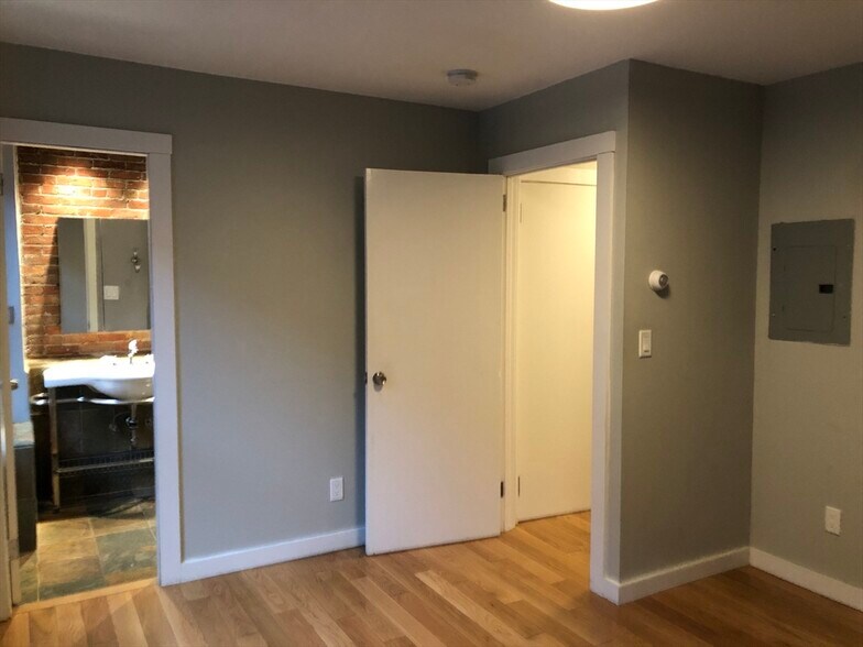 Building Photo - 24 Bradford St