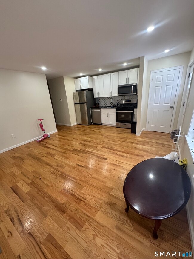 Building Photo - 695 Shelton St