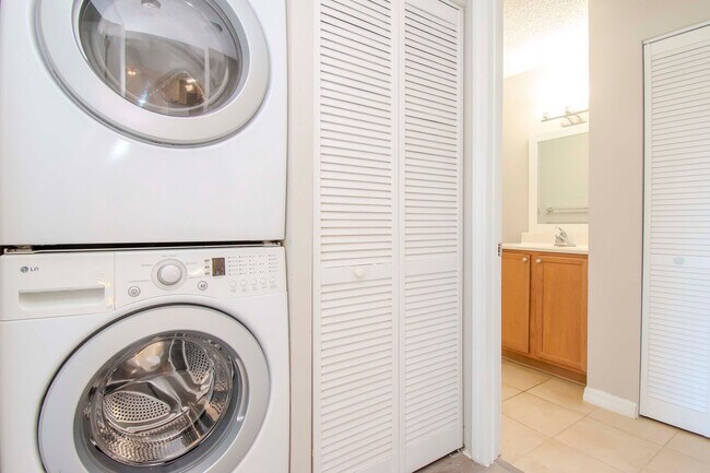 Building Photo - Lake Front 1BR + Den -Move In Special Available