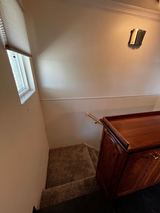 Building Photo - Beautiful 6 Bedroom/4 Bathroom in Centerville