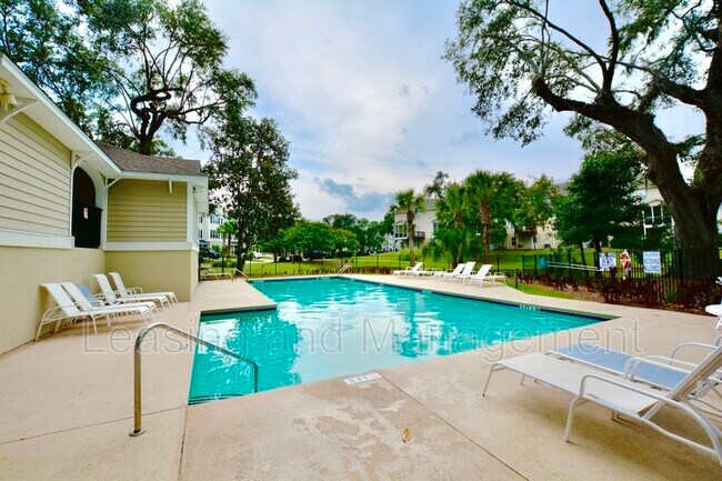 Building Photo - 1402 Hamlin Park Cir