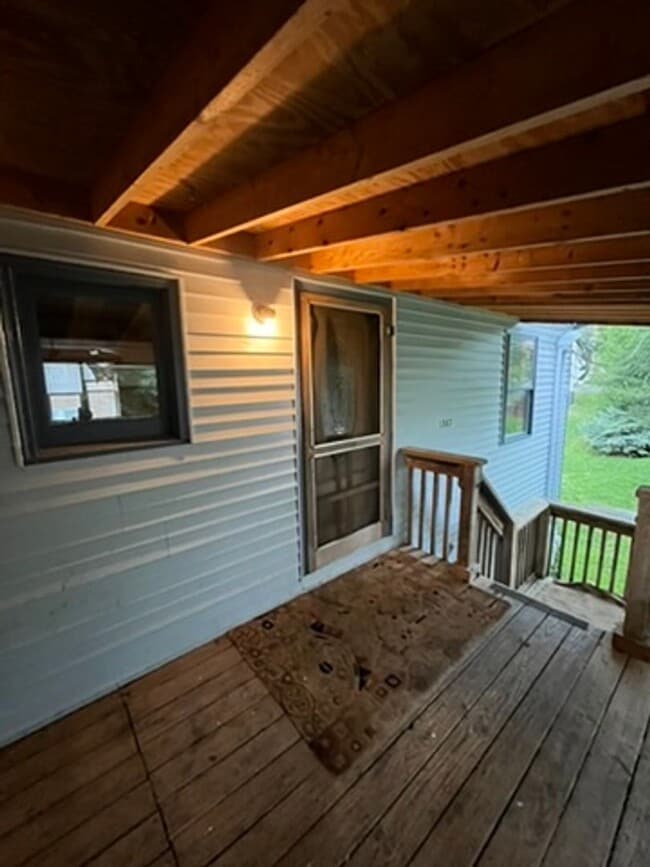 Building Photo - Charming 4 Bedroom 2 bath apartment near d...