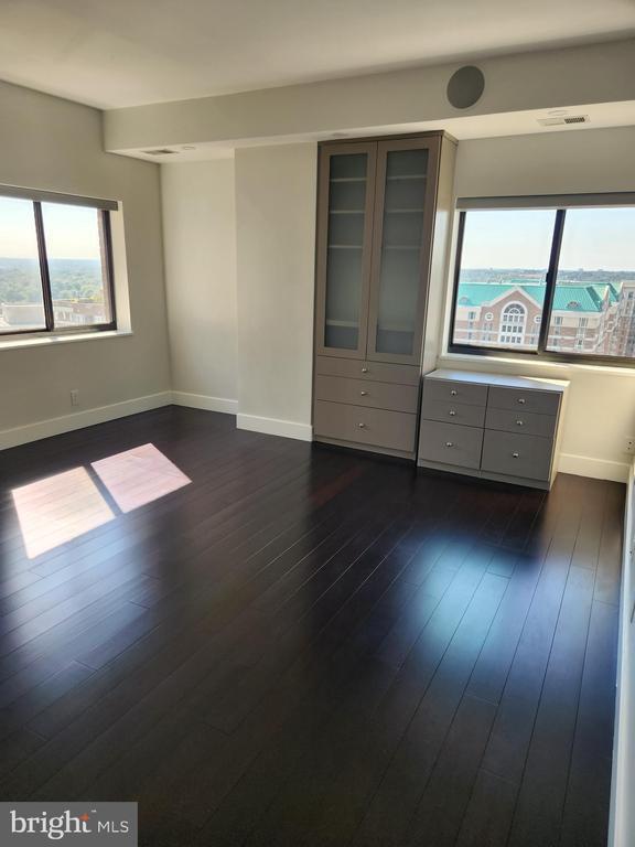 Building Photo - 900 N Stafford St