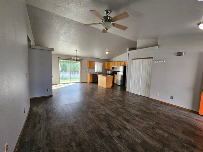 Building Photo - Fully Fenced Large Cul-De-Sac Lot