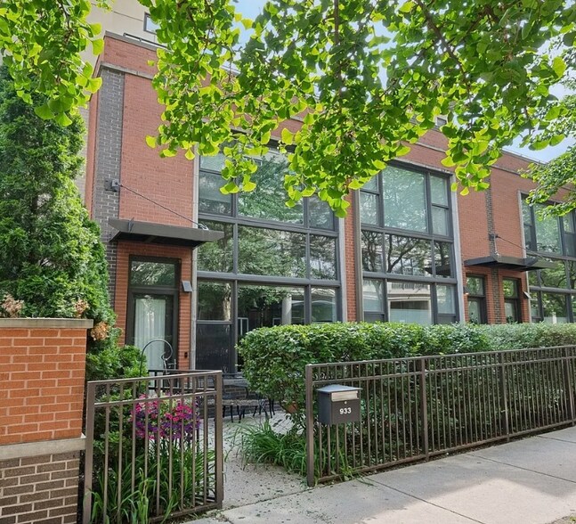 Building Photo - 3349 N Clark St