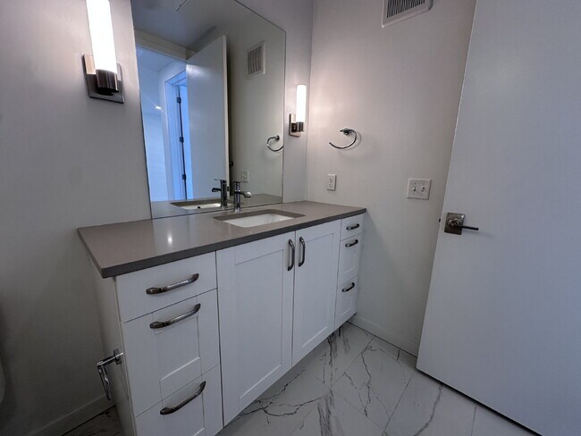 Building Photo - Stunning Denver Condo with Assigned Garage...