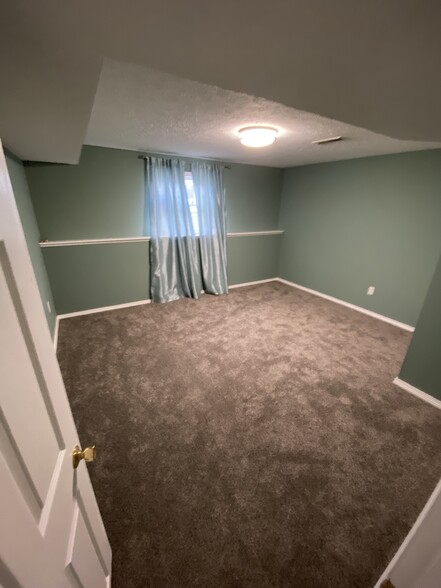 ROOM 4 WITH CLOSET - 749 Howell St