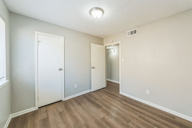 Building Photo - Charming & Spacious Home in La Porte!