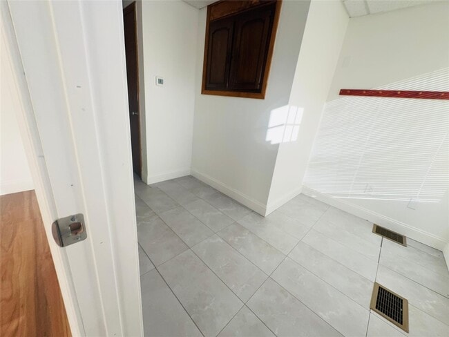 Building Photo - 157 Harry L Dr