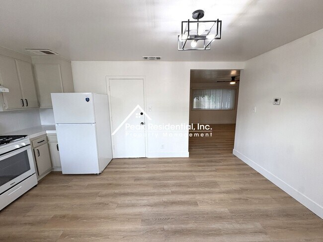 Building Photo - Updated 2bd/1ba Sacramento Duplex